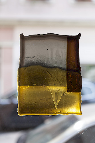 <i>Soft Vanishing Points #5</i>, 2022<br />
<em>Objekt aus geschmolzenem Glas</em><br />
24 x 18 x 0,5 cm<br />
Unikat