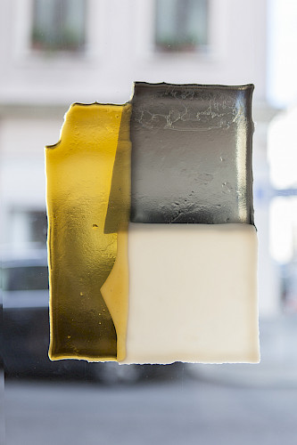 <i>Soft Vanishing Points #4</i>, 2022<br />
<em>Objekt aus geschmolzenem Glas</em><br />
24 x 18 x 0,5 cm<br />
Unikat<br />
Foto: © Janine Schranz