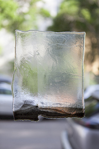 <i>Soft Vanishing Points #6</i>, 2022<br />
<em>Objekt aus geschmolzenem Glas</em><br />
24 x 18 x 0,5 cm<br />
Unikat<br />
Foto: © Janine Schranz