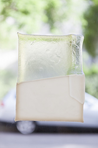 <i>Soft Vanishing Points #2</i>, 2022<br />
<em>Objekt aus geschmolzenem Glas</em><br />
24 x 18 x 0,5 cm<br />
Unikat<br />
Foto: © Janine Schranz