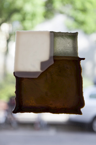 <i>Soft Vanishing Points #3</i>, 2022<br />
<em>Objekt aus geschmolzenem Glas</em><br />
24 x 18 x 0,5 cm<br />
Unikat<br />
Foto: © Janine Schranz