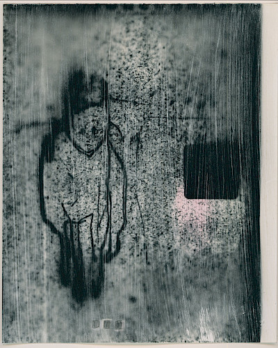 <i>Stain #1</i>, 2023<br />
<em>Direktbelichtung vom Laptop-Bildschirm auf selbstbeschichtetem Bergger Papier, Zeichnung, Aquarell, Marker</em><br />
25 x 20 cm