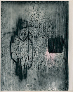 <i>Stain #1</i>, 2023<br />
<em>Direktbelichtung vom Laptop-Bildschirm auf selbstbeschichtetem Bergger Papier, Zeichnung, Aquarell, Marker</em><br />
25 x 20 cm