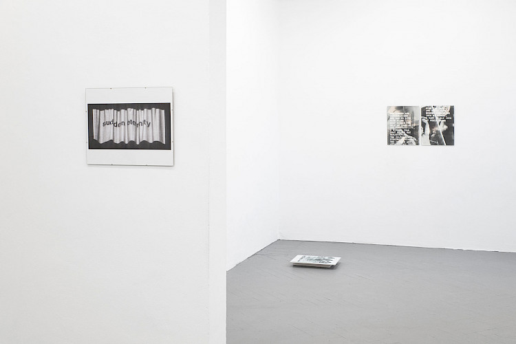 <i>Fotografie zerstören</i><br />
FRISE Künstler:innenhaus, Hamburg 2024<br />
©Maik Gräf