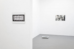 <i>Fotografie zerstören</i><br />
FRISE Künstler:innenhaus, Hamburg 2024<br />
©Maik Gräf