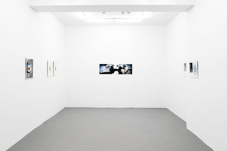 <i>Fotografie zerstören</i><br />
FRISE Künstler:innenhaus, Hamburg 2024<br />
©Maik Gräf
