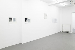 <i>Fotografie zerstören</i><br />
FRISE Künstler:innenhaus, Hamburg 2024<br />
©Maik Gräf
