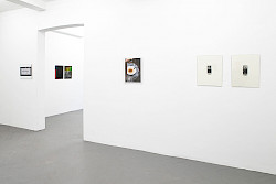 <i>Fotografie zerstören</i><br />
FRISE Künstler:innenhaus, Hamburg 2024<br />
©Maik Gräf