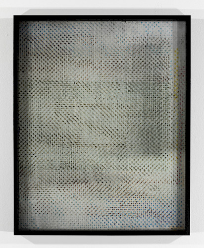 <i>Op Dots #2</i>, 2018/23<br />
<em>Mit Fotoemulsion beschichtetes Museumsglas, belichtet mit Negativ der Serie Polkadots,<br />
Direktbelichtung auf mit Fotoemulsion beschichtetem Bergger COT Papier, Fotogelatine mit Farbpigmenten</em><br />
51,5 x 41 x 4 cm