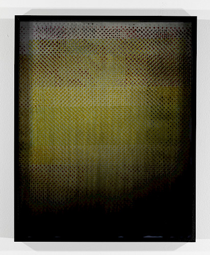 <i>Op Dots #3</i>, 2018/23<br />
<em>Mit Fotoemulsion beschichtetes Museumsglas, belichtet mit Negativ der Serie Polkadots,<br />
Direktbelichtung auf mit Fotoemulsion beschichtetem Bergger COT Papier, Fotogelatine mit Farbpigmenten</em><br />
51,5 x 41 x 4 cm<br />
Unikat