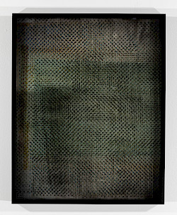 <i>Op Dots #4</i>, 2018/23
<em>Mit Fotoemulsion beschichtetes Museumsglas, belichtet mit Negativ der Serie Polkadots,
Direktbelichtung auf mit Fotoemulsion beschichtetem Bergger COT Papier, Fotogelatine mit Farbpigmenten</em>
51,5 x 41 x 4 cm