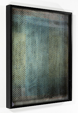 <i>Op Dots #1</i>, 2018/23<br />
<em>Mit Fotoemulsion beschichtetes Museumsglas, belichtet mit Negativ der Serie Polkadots,<br />
Direktbelichtung auf mit Fotoemulsion beschichtetem Bergger COT Papier, Fotogelatine mit Farbpigmenten</em><br />
51,5 x 41 x 4 cm