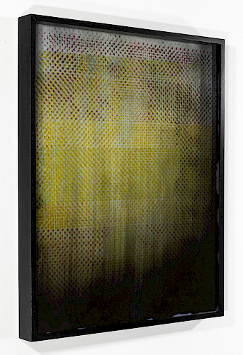 <i>Op Dots #3</i>, 2018/23<br />
<em>Mit Fotoemulsion beschichtetes Museumsglas, belichtet mit Negativ der Serie Polkadots,<br />
Direktbelichtung auf mit Fotoemulsion beschichtetem Bergger COT Papier, Fotogelatine mit Farbpigmenten</em><br />
51,5 x 41 x 4 cm