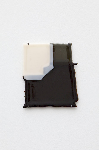 <i>Soft Vanishing Points #3</i>, 2022<br />
<em>Objekt aus geschmolzenem Glas</em><br />
24 x 18 x 0,5 cm<br />
Unikat