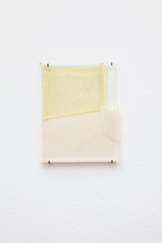 <i>Soft Vanishing Points #2</i>, 2022<br />
<em>Objekt aus geschmolzenem Glas</em><br />
24 x 18 x 0,5 cm<br />
Unikat