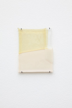 <i>Soft Vanishing Points #2</i>, 2022
<em>Objekt aus geschmolzenem Glas</em>
24 x 18 x 0,5 cm
Unikat