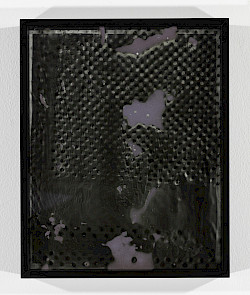 <i>Dot Dots #13</i>, 2023/24
<em>Mit Fotoemulsion beschichtetes Museumsglas, belichtet mit Negativ der Serie Polkadots,
Fotogramm auf Barytpapier</em>
28 x 23 x 4 cm
Unikat