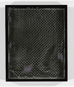 <i>Dot Dots #14</i>, 2023/24
<em>Mit Fotoemulsion beschichtetes Museumsglas, belichtet mit Negativ der Serie Polkadots,
Fotogramm auf Barytpapier</em>
28 x 23 x 4 cm
Unikat