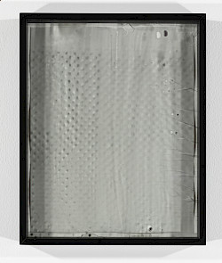<i>Dot Dots #6</i>, 2023/24
<em>Mit Fotoemulsion beschichtetes Museumsglas, belichtet mit Negativ der Serie Polkadots,
Fotogramm auf Barytpapier</em>
28 x 23 x 4 cm
Unikat