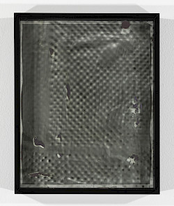 <i>Dot Dots #12</i>, 2023/24
<em>Mit Fotoemulsion beschichtetes Museumsglas, belichtet mit Negativ der Serie Polkadots,
Fotogramm auf Barytpapier</em>
28 x 23 x 4 cm
Unikat