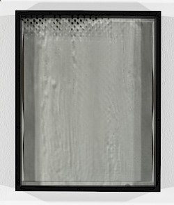 <i>Dot Dots #23</i>, 2023/24
<em>Mit Fotoemulsion beschichtetes Museumsglas, belichtet mit Negativ der Serie Polkadots,
Fotogramm auf Barytpapier</em>
28 x 23 x 4 cm
Unikat