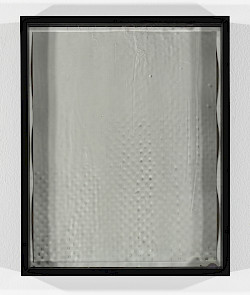 <i>Dot Dots #4</i>, 2023/24
<em>Mit Fotoemulsion beschichtetes Museumsglas, belichtet mit Negativ der Serie Polkadots,
Fotogramm auf Barytpapier</em>
28 x 23 x 4 cm
Unikat