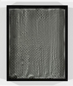 <i>Dot Dots #8</i>, 2023/24
<em>Mit Fotoemulsion beschichtetes Museumsglas, belichtet mit Negativ der Serie Polkadots,
Fotogramm auf Barytpapier</em>
28 x 23 x 4 cm
Unikat