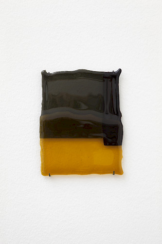 <i>Soft Vanishing Points #5</i>, 2022<br />
<em>Objekt aus geschmolzenem Glas</em><br />
24 x 18 x 0,5 cm<br />
Unikat