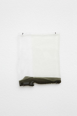<i>Soft Vanishing Points #6</i>, 2022
<em>Objekt aus geschmolzenem Glas</em>
24 x 18 x 0,5 cm
Unikat