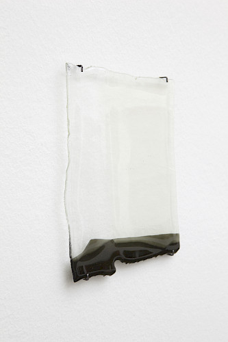 <i>Soft Vanishing Points #6</i>, 2022<br />
<em>Objekt aus geschmolzenem Glas</em><br />
24 x 18 x 0,5 cm<br />
Unikat