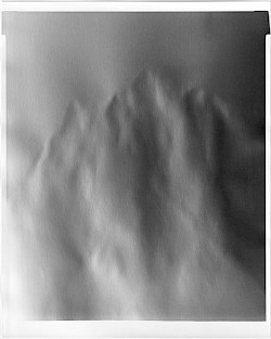 <i>Alp #4</i>, 2019
<em>Gelatinesilber-Print auf Baryt, Direktbelichtung</em>
25 x 20 cm
Unikat