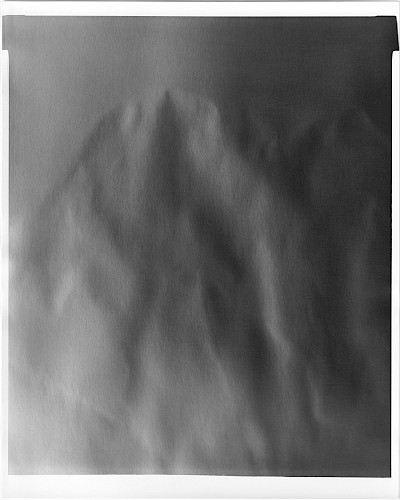 <i>Alp #6</i>, 2019<br />
<em>Gelatinesilber-Print auf Baryt, Direktbelichtung</em><br />
25 x 20 cm<br />
Unikat