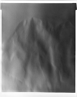 <i>Alp #6</i>, 2019
<em>Gelatinesilber-Print auf Baryt, Direktbelichtung</em>
25 x 20 cm
Unikat