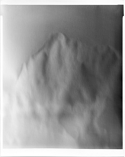 <i>Alp #11</i>, 2019<br />
<em>Gelatinesilber-Print auf Baryt, Direktbelichtung</em><br />
25 x 20 cm<br />
Unikat