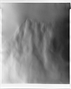 <i>Alp #7</i>, 2019
<em>Gelatinesilber-Print auf Baryt, Direktbelichtung</em>
25 x 20 cm
Unikat
