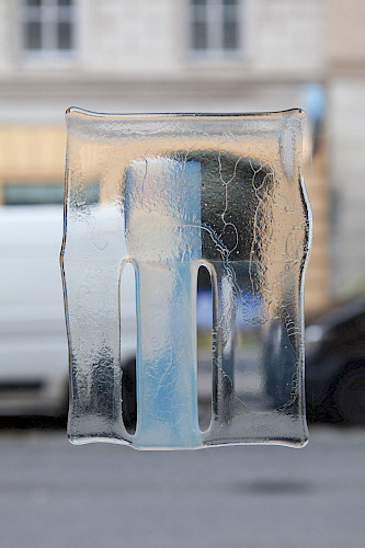<i>Soft Vanishing Points # J</i>, 2025<br />
<em>Objekt aus geschmolzenem Glas</em><br />
24 x 18 x 0,5 cm Unikat