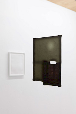 <i>Soft Vanishing Points # D</i>, 2025<br />
<em>Objekt aus geschmolzenem Glas</em><br />
24 x 18 x 0,5 cm | Unikat