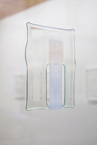 <i>Soft Vanishing Points # J</i>, 2025<br />
<em>Objekt aus geschmolzenem Glas</em><br />
24 x 18 x 0,5 cm | Unikat