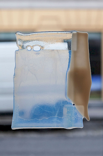 <i>Soft Vanishing Points # F</i>, 2025<br />
<em>Objekt aus geschmolzenem Glas</em><br />
24 x 18 x 0,5 cm | Unikat