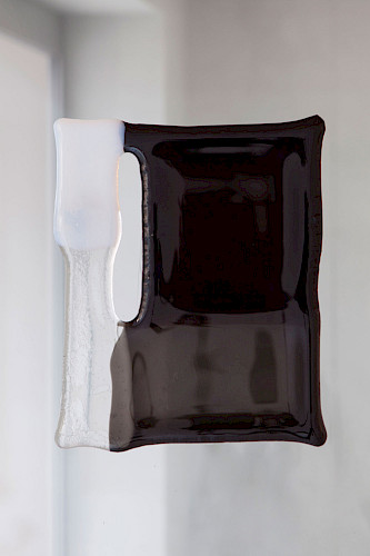 <i>Soft Vanishing Points # C</i>, 2025<br />
<em>Objekt aus geschmolzenem Glas</em><br />
24 x 18 x 0,5 cm | Unikat