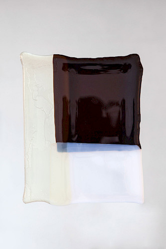 <i>Soft Vanishing Points # E</i>, 2025<br />
<em>Objekt aus geschmolzenem Glas</em><br />
24 x 18 x 0,5 cm | Unikat