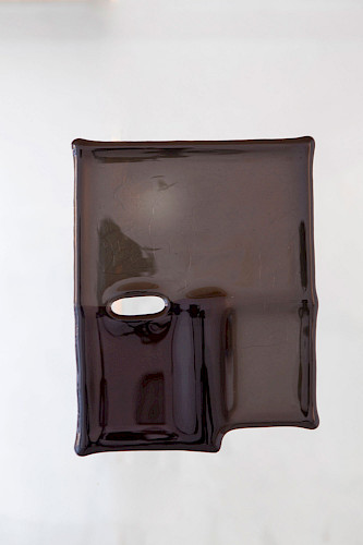 <i>Soft Vanishing Points # D</i>, 2025<br />
<em>Objekt aus geschmolzenem Glas</em><br />
24 x 18 x 0,5 cm | Unikat