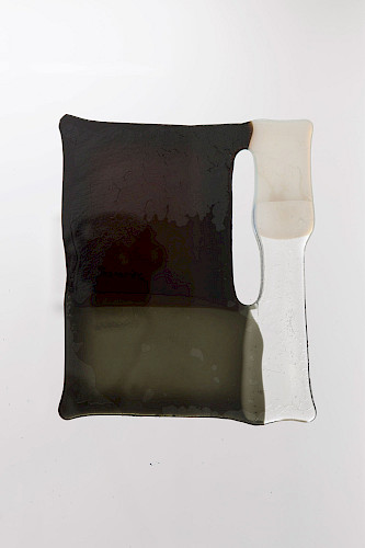 <i>Soft Vanishing Points # C</i>, 2025<br />
<em>Objekt aus geschmolzenem Glas</em><br />
24 x 18 x 0,5 cm | Unikat